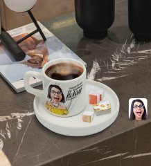 Kişiye Özel Sunum Tabaklı Kadın Kolay Yetişmiyor Karikatürlü Türk Kahvesi Fincanı Model 9