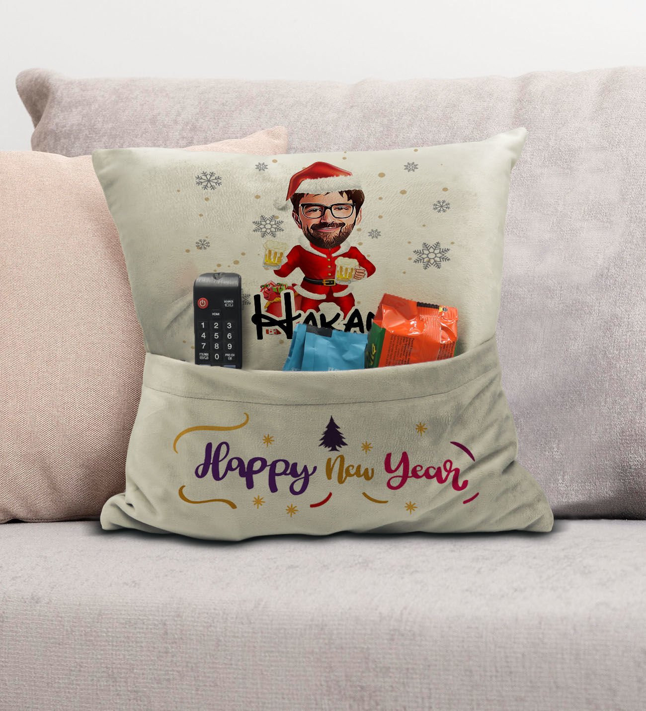 BK Gift Kişiye Özel Yılbaşı Karikatür Tasarımlı Organizer Kumanda ve Atıştırmalık Cepli Krem Kırlent Yastık- 8, Yılbaşı Hediyesi, Yeni Yıl Hediyeleri