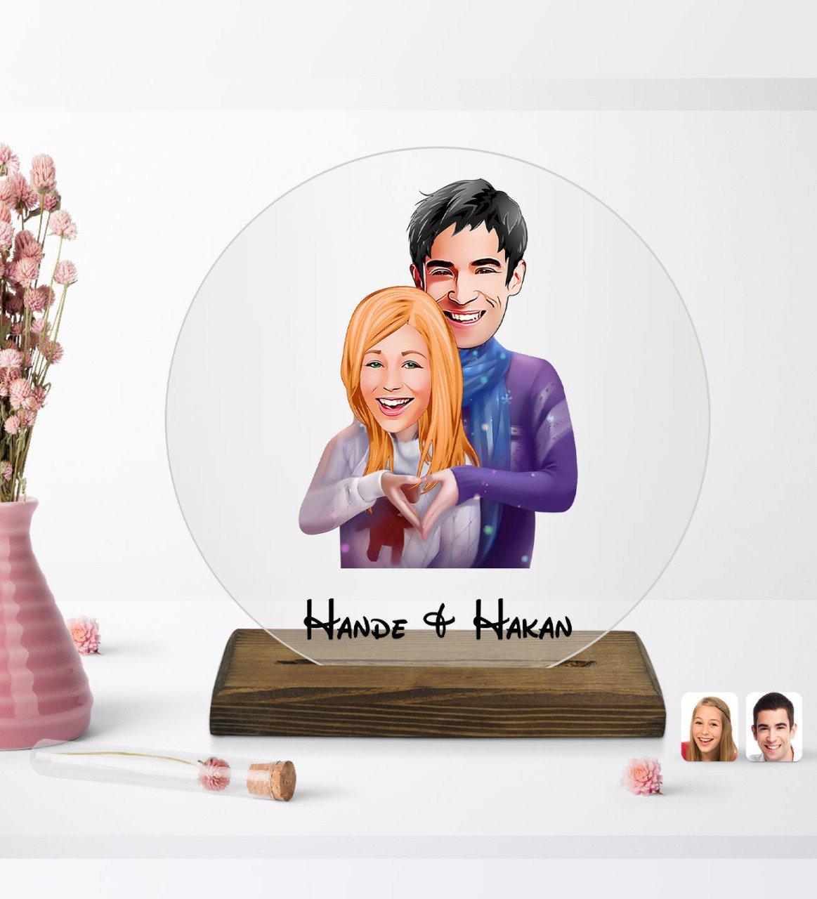 Kişiye Özel Sevgililer Karikatürlü Yuvarlak Ahşap Standlı Biblo-89