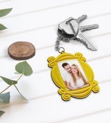 BK Gift Kişiye Özel Fotoğraflı Friends Kapı Çerçevesi Tasarımlı Ahşap Anahtarlık
