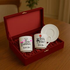 BK Gift Kişiye Özel Bordo Kadife Kutulu İkili Evin Hanımı&Evin Reisi Tasarımlı 2'li Kahve Fincanı-2, Yeni İş Hediyesi, Arkadaşa Hediye