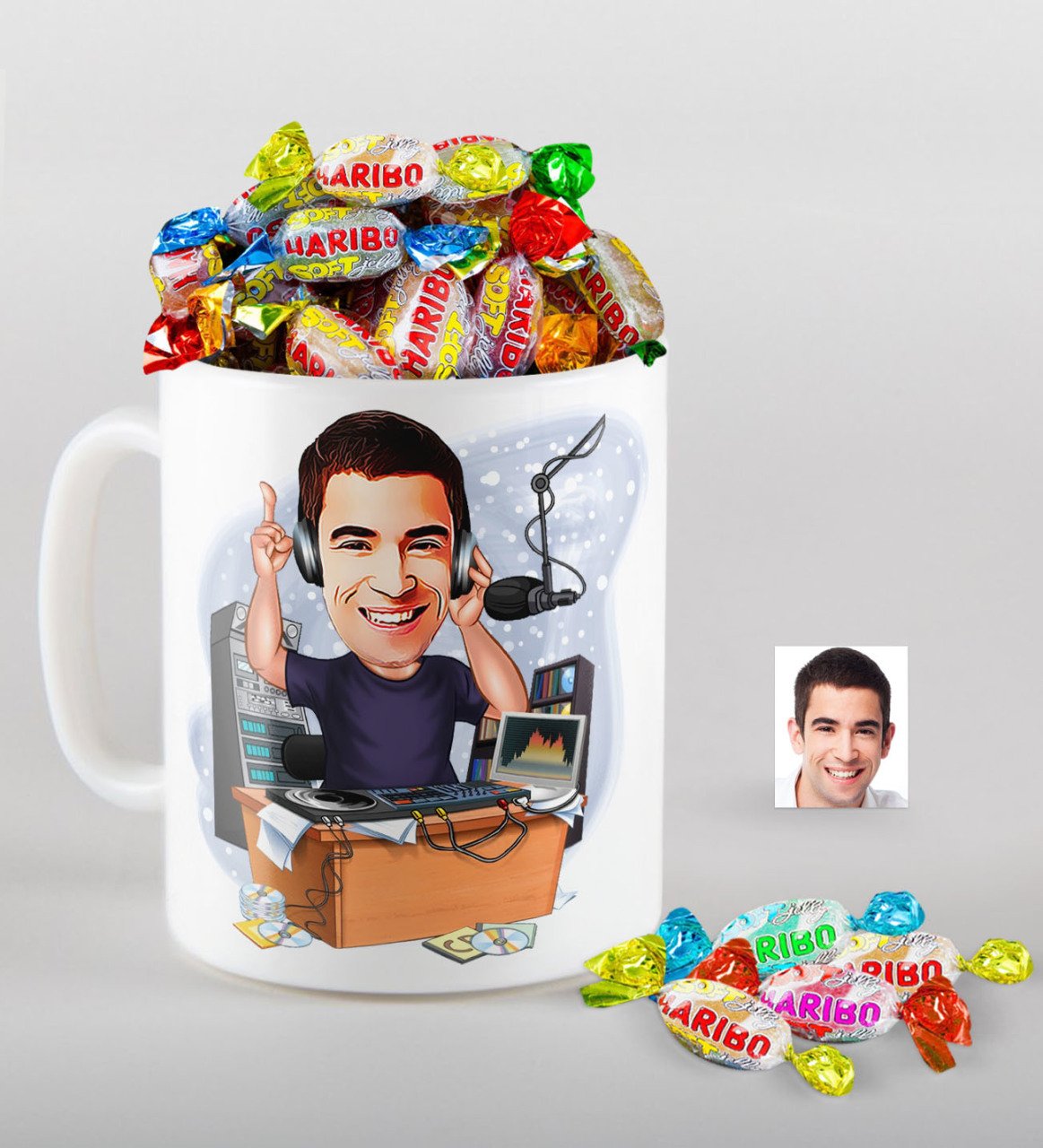 Kişiye Özel Bay Radyocu Karikatürlü Kupa ve Haribo Fruitbons Şeker Hediye Seti