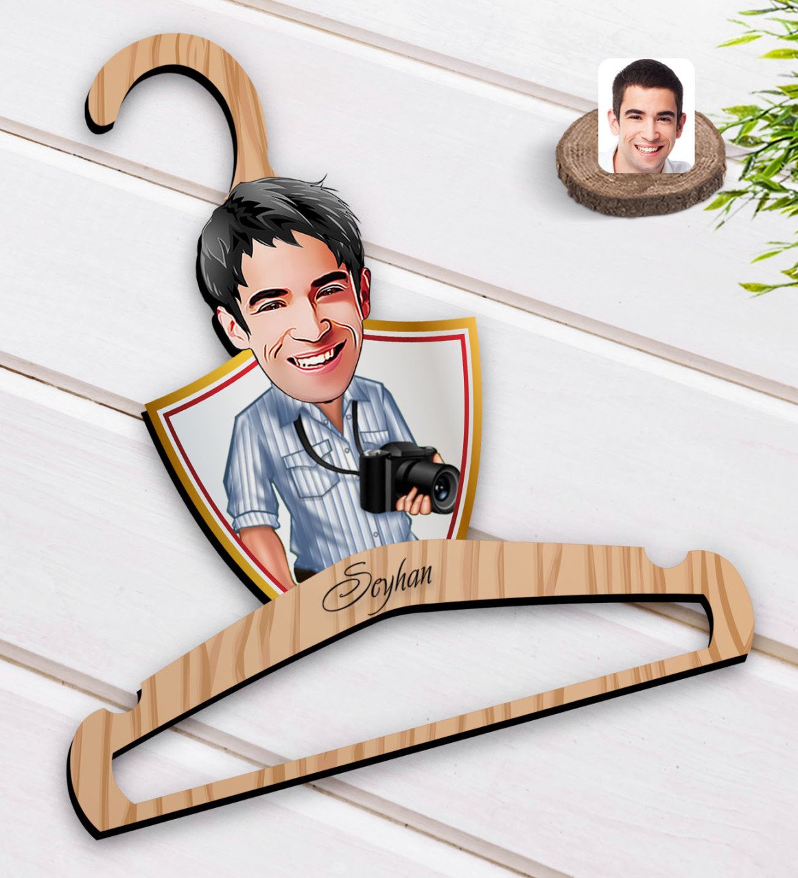 Kişiye Özel Erkek Fotoğrafçı Karikatürlü Standart Boy Ahşap Elbise Askısı-1