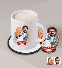 Kişiye Özel Sevgililer Karikatürlü Beyaz Kupa ve Ahşap Bardak Altlığı Hediye Seti-93