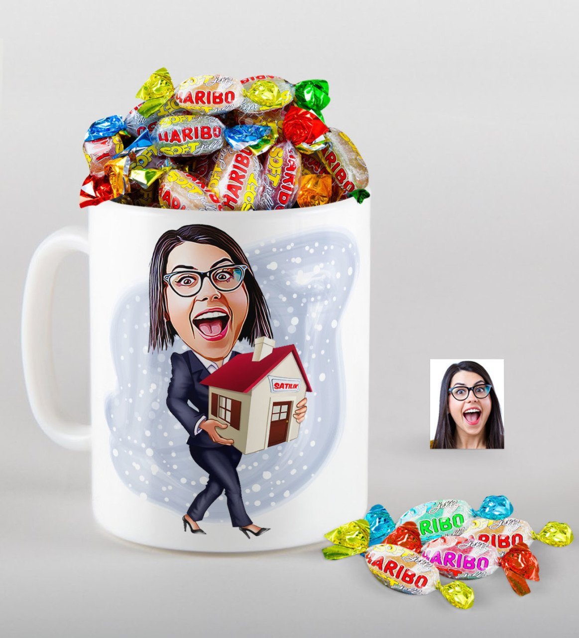 Kişiye Özel Bayan Emlakçı Karikatürlü Kupa ve Haribo Fruitbons Şeker Hediye Seti-1