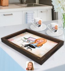 Kişiye Özel Kadın Genel Müdür Karikatürlü Doğal Ahşap Tepsi ve 2’li Kahve Fincan Seti-1