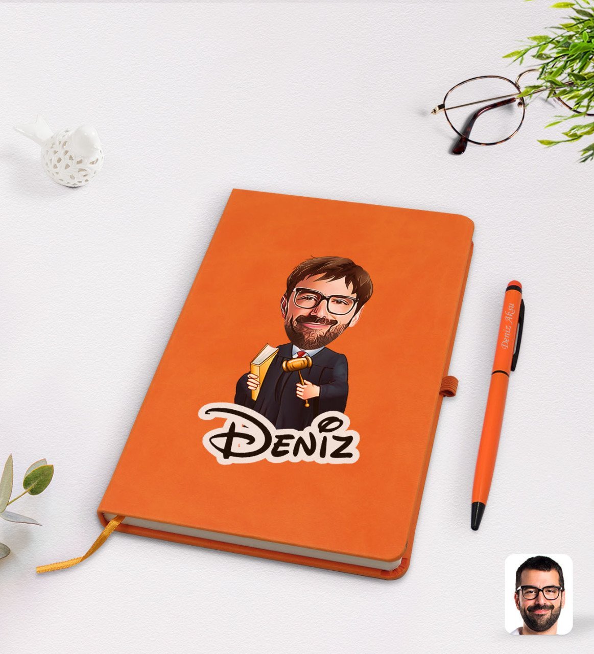 Kişiye Özel Erkek Hakim Karikatürlü Turuncu Termo Deri Defter Kalem Seti Model 1
