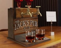BK Gift Kişiye Özel Kabartma İsimli Çift Musluklu Doğal Ahşap Viski Standı, İçki Standı, Doğum Günü Hediyesi, Ev Hediyesi, Erkek Hediye-7