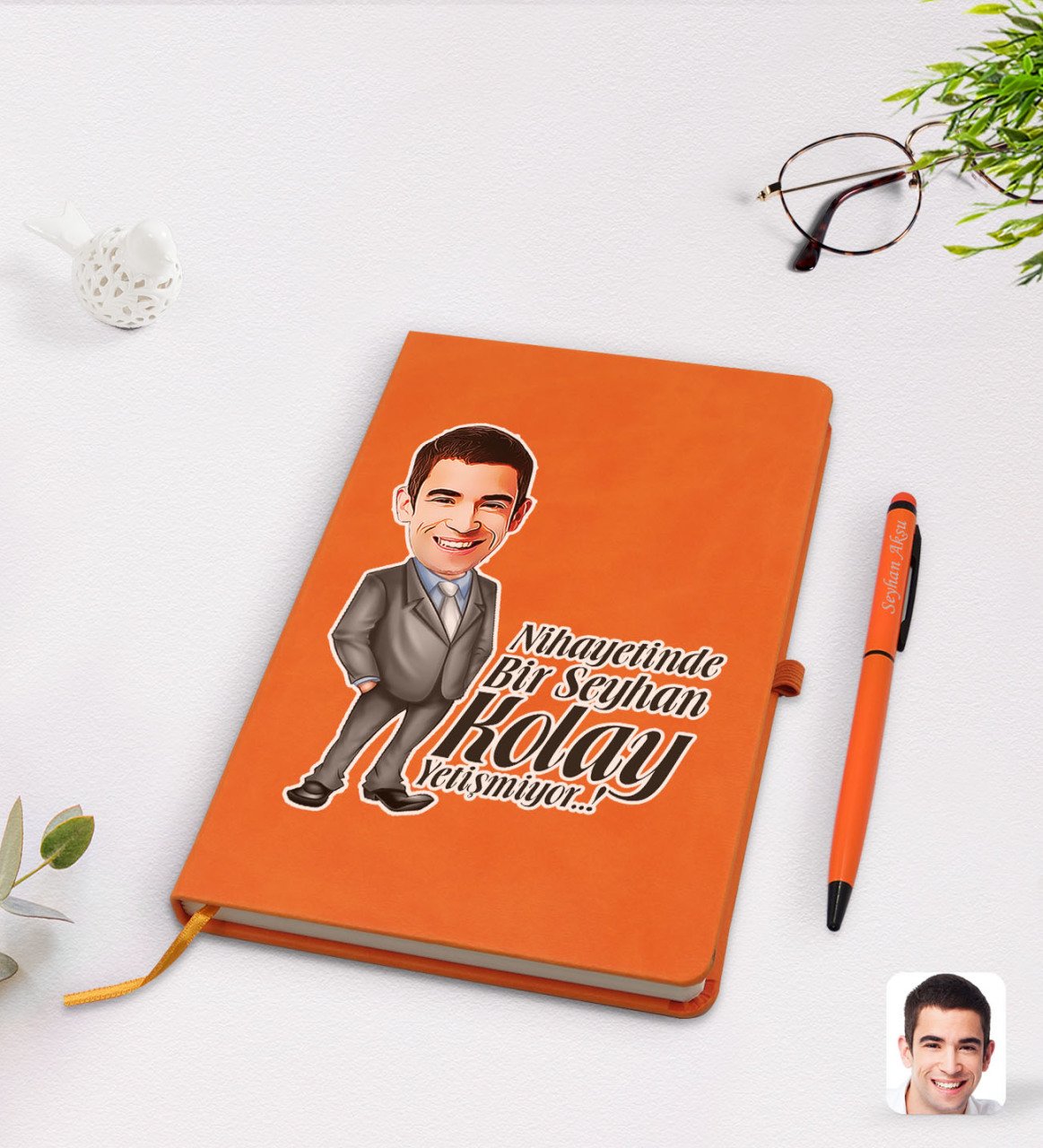 Kişiye Özel Erkek Nihayetinde Karikatürlü Turuncu Termo Deri Defter Kalem Seti Model 1