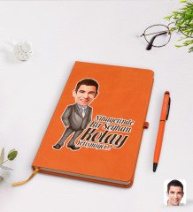 Kişiye Özel Erkek Nihayetinde Karikatürlü Turuncu Termo Deri Defter Kalem Seti Model 1