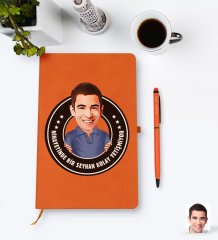 Kişiye Özel Erkek Nihayetinde Karikatürlü Turuncu Termo Deri Defter Kalem Seti Model 3
