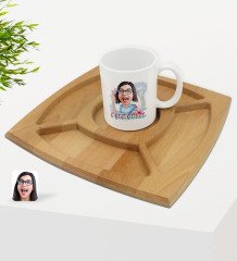 Kişiye Özel O Çok Güzel Karikatürlü Beyaz Kupa ve Doğal Masif Ahşap 4 Bölmeli Sunum Tabağı Çerezlik Hediye Seti-1