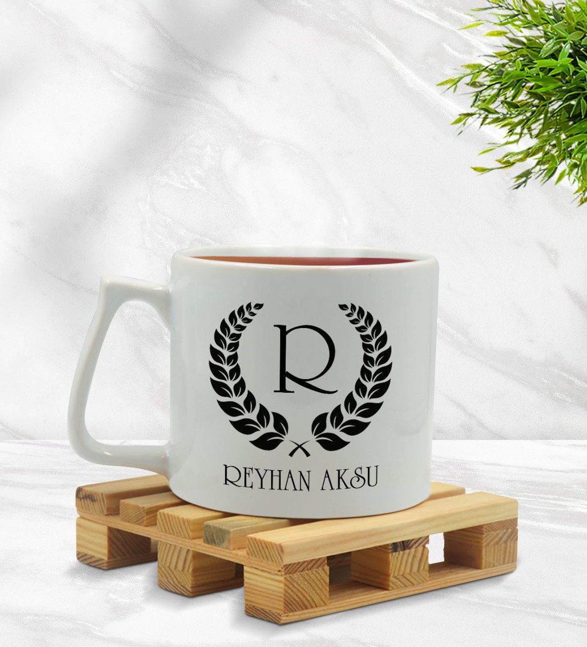 Kişiye Özel Çelenk Baş Harfli İsimli Tasarımlı Middle Beyaz Kupa Bardak Model 1