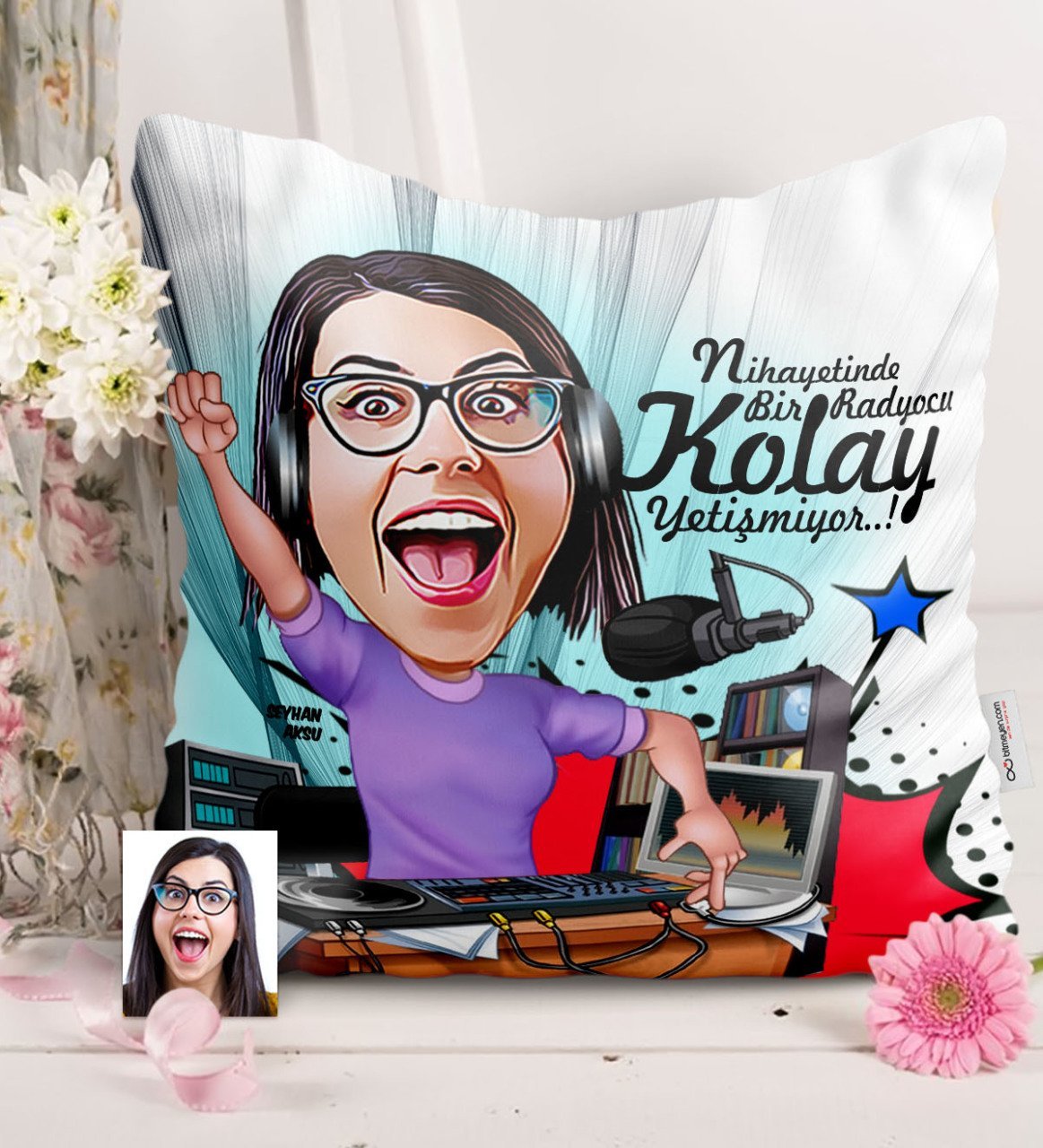 Kişiye Özel Bayan Radyocu Karikatürlü Saten Yastık - 1