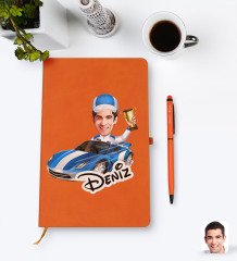 Kişiye Özel Erkek Rallici Karikatürlü Turuncu Termo Deri Defter Kalem Seti Model 1