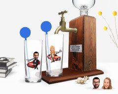 Kişiye Özel Renkli Baskılı Erkek ve Kadın Karikatürlü İkili Vodka Bardağı ve Ahşap Vodka Standı Hediye Seti-1