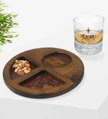 Kişiye Özel Kaligrafi İsimli Viski Bardağı ve Doğal Masif Ahşap Ceviz Yuvarlak Sunum Tabağı Çerezlik Hediye Seti-4
