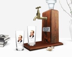 Kişiye Özel Renkli Baskılı Atatürk Temalı İkili Rakı Bardağı ve Ahşap Rakı Standı Hediye Seti-12