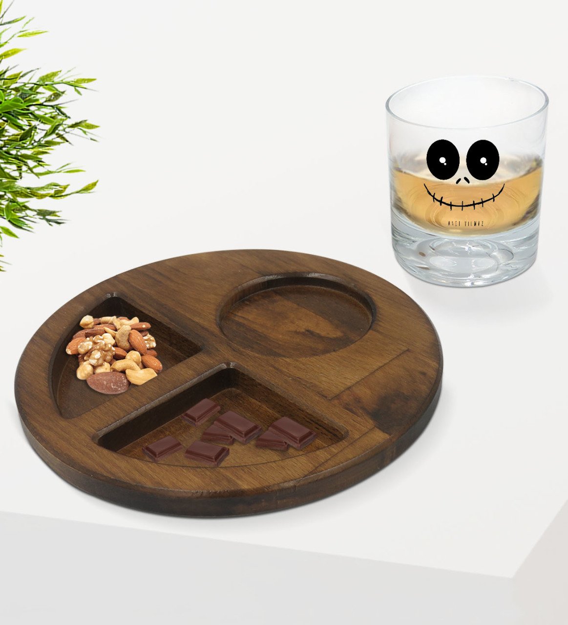 Kişiye Özel Sevimli Korkunç Yüz Tasarımlı Viski Bardağı ve Doğal Masif Ahşap Ceviz Yuvarlak Sunum Tabağı Çerezlik Hediye Seti-1