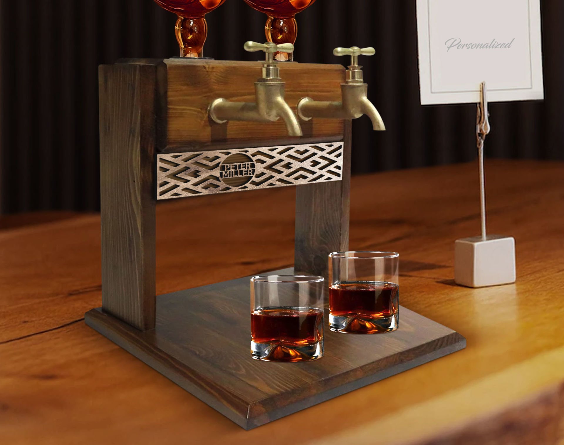 BK Gift Kişiye Özel Kabartma İsimli Çift Musluklu Doğal Ahşap Viski Standı, İçki Standı, Doğum Günü Hediyesi, Ev Hediyesi, Erkek Hediye-15