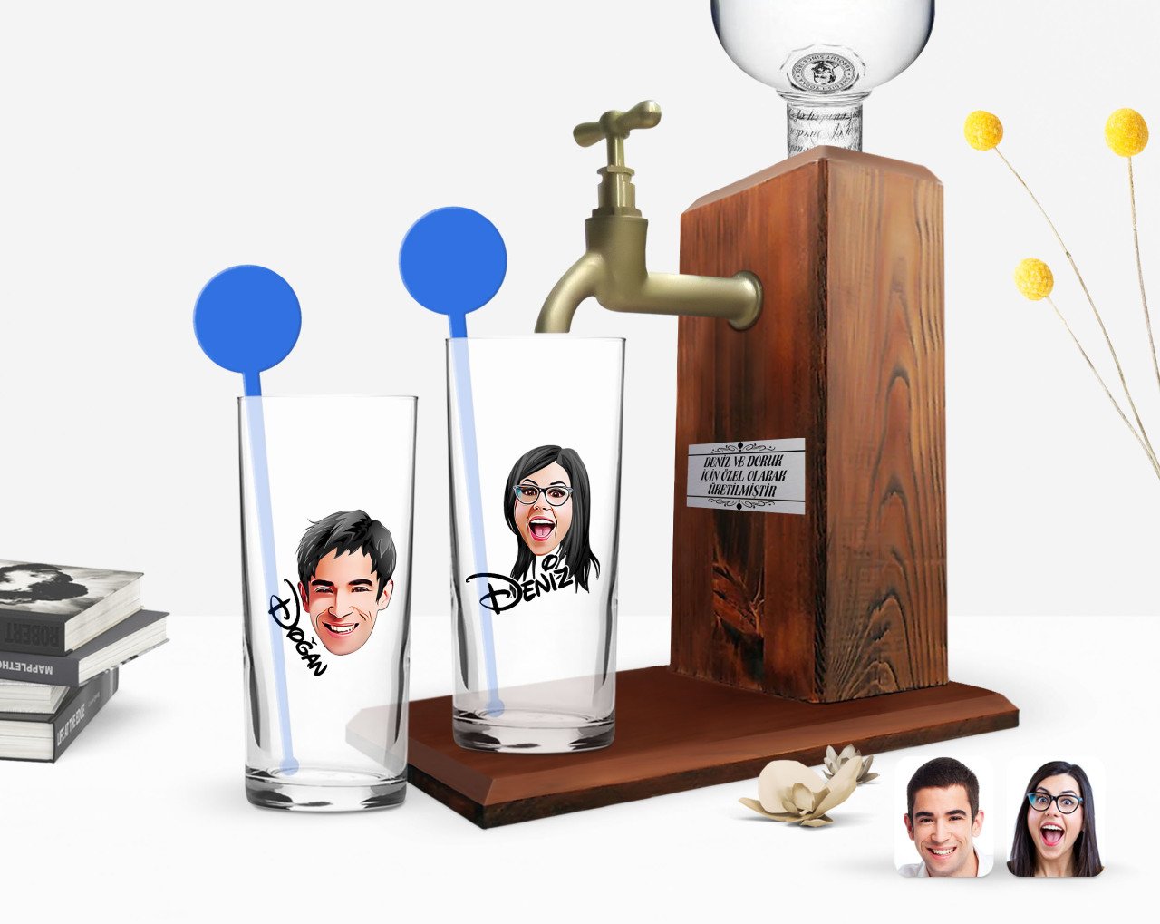 Kişiye Özel Renkli Baskılı Erkek ve Kadın Yüz Karikatürlü İkili Vodka Bardağı ve Ahşap Vodka Standı Hediye Seti-2