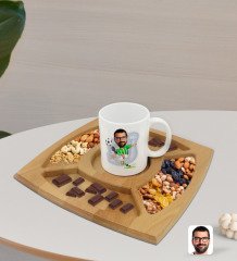 Kişiye Özel Yeşil Beyaz Futbolcu Karikatürlü Beyaz Kupa ve Doğal Masif Ahşap 4 Bölmeli Sunum Tabağı Çerezlik Hediye Seti-1