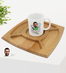 Kişiye Özel Yeşil Beyaz Futbolcu Karikatürlü Beyaz Kupa ve Doğal Masif Ahşap 4 Bölmeli Sunum Tabağı Çerezlik Hediye Seti-1