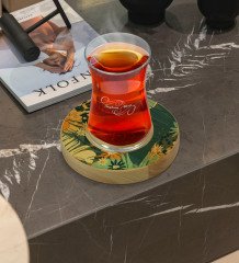 Kişiye Özel Çiçekler Tasarımlı Doğal Ahşap Tabaklı Heybeli Çay Bardağı Model 7