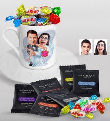 Kişiye Özel Evleniyoruz Karikatürlü Türk Kahvesi Fincanı Selamlique Karışık Türk Kahvesi ve Haribo Şeker Hediye Seti-9