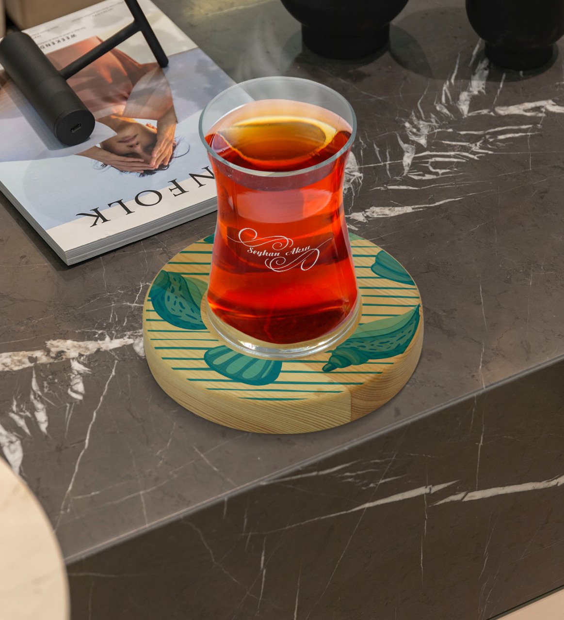 Kişiye Özel Deniz Kabukları Tasarımlı Doğal Ahşap Tabaklı Heybeli Çay Bardağı Model 2