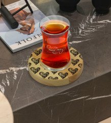 Kişiye Özel Kalpler Tasarımlı Doğal Ahşap Tabaklı Heybeli Çay Bardağı Model 1