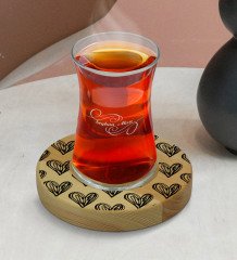 Kişiye Özel Kalpler Tasarımlı Doğal Ahşap Tabaklı Heybeli Çay Bardağı Model 1