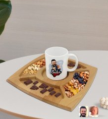 Kişiye Özel Baba Oğul Karikatürlü Beyaz Kupa ve Doğal Masif Ahşap 4 Bölmeli Sunum Tabağı Çerezlik Hediye Seti-4