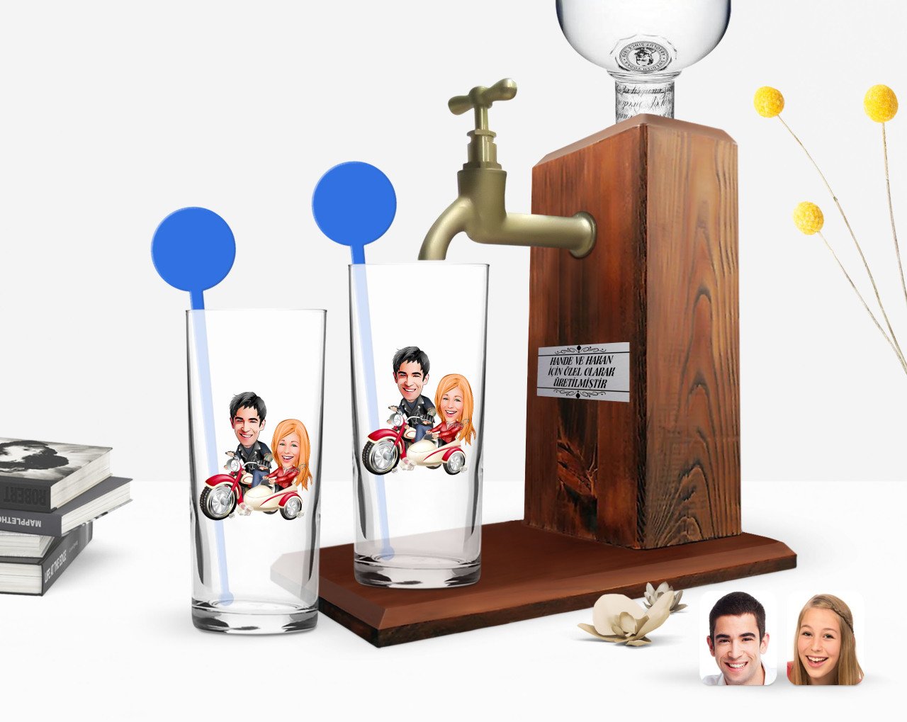 Kişiye Özel Renkli Baskılı Sevgililer Karikatürlü İkili Vodka Bardağı ve Ahşap Vodka Standı Hediye Seti-12