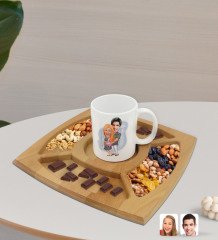 Kişiye Özel Bebek Süprizi Karikatürlü Beyaz Kupa ve Doğal Masif Ahşap 4 Bölmeli Sunum Tabağı Çerezlik Hediye Seti-1