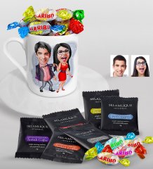 Kişiye Özel Sevgililer Karikatürlü Türk Kahvesi Fincanı Selamlique Karışık Türk Kahvesi ve Haribo Şeker Hediye Seti-4