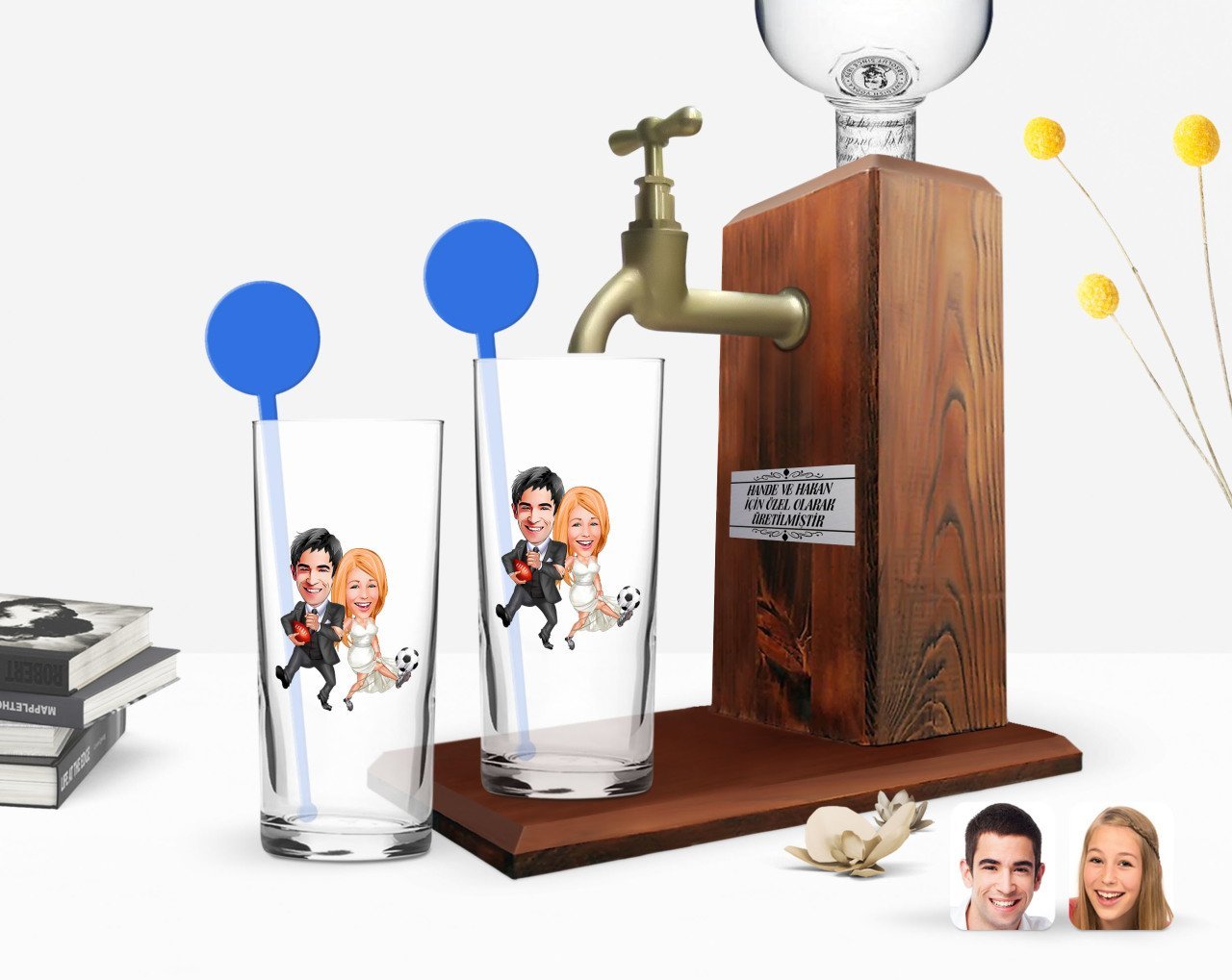 Kişiye Özel Renkli Baskılı Sevgililer Karikatürlü İkili Vodka Bardağı ve Ahşap Vodka Standı Hediye Seti-15