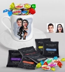 Kişiye Özel Sevgililer Karikatürlü Türk Kahvesi Fincanı Selamlique Karışık Türk Kahvesi ve Haribo Şeker Hediye Seti-6