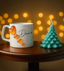 Bk Gift Kişiye Özel İsimli Kabartmalı Kalpli Tasarım Beyaz Kupa Bardak & Çam Ağacı Mum -1, Sevgiliye Hediye, Ev Hediyesi