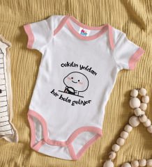 BK Kids Bir Bela Geliyor Tasarımlı Pembe Bebek Body Zıbın-1
