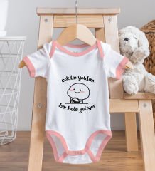 BK Kids Bir Bela Geliyor Tasarımlı Pembe Bebek Body Zıbın-1