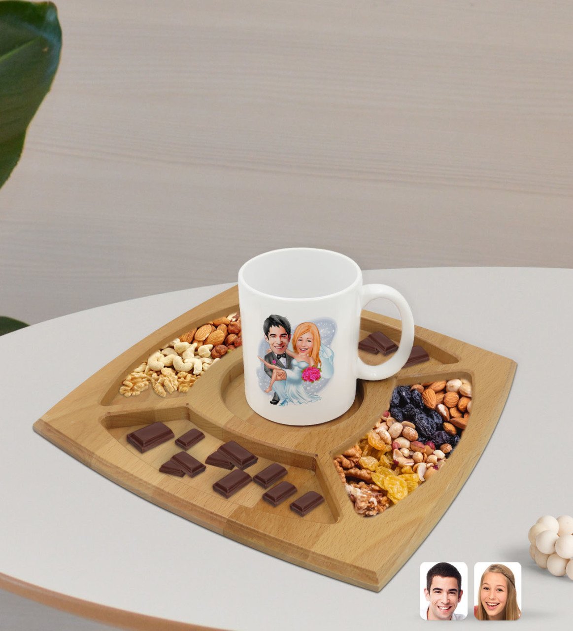 Kişiye Özel Evleniyoruz Karikatürlü Beyaz Kupa ve Doğal Masif Ahşap 4 Bölmeli Sunum Tabağı Çerezlik Hediye Seti-9
