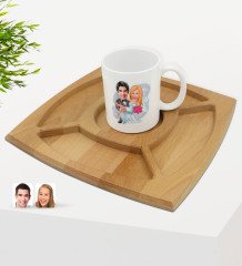 Kişiye Özel Evleniyoruz Karikatürlü Beyaz Kupa ve Doğal Masif Ahşap 4 Bölmeli Sunum Tabağı Çerezlik Hediye Seti-9