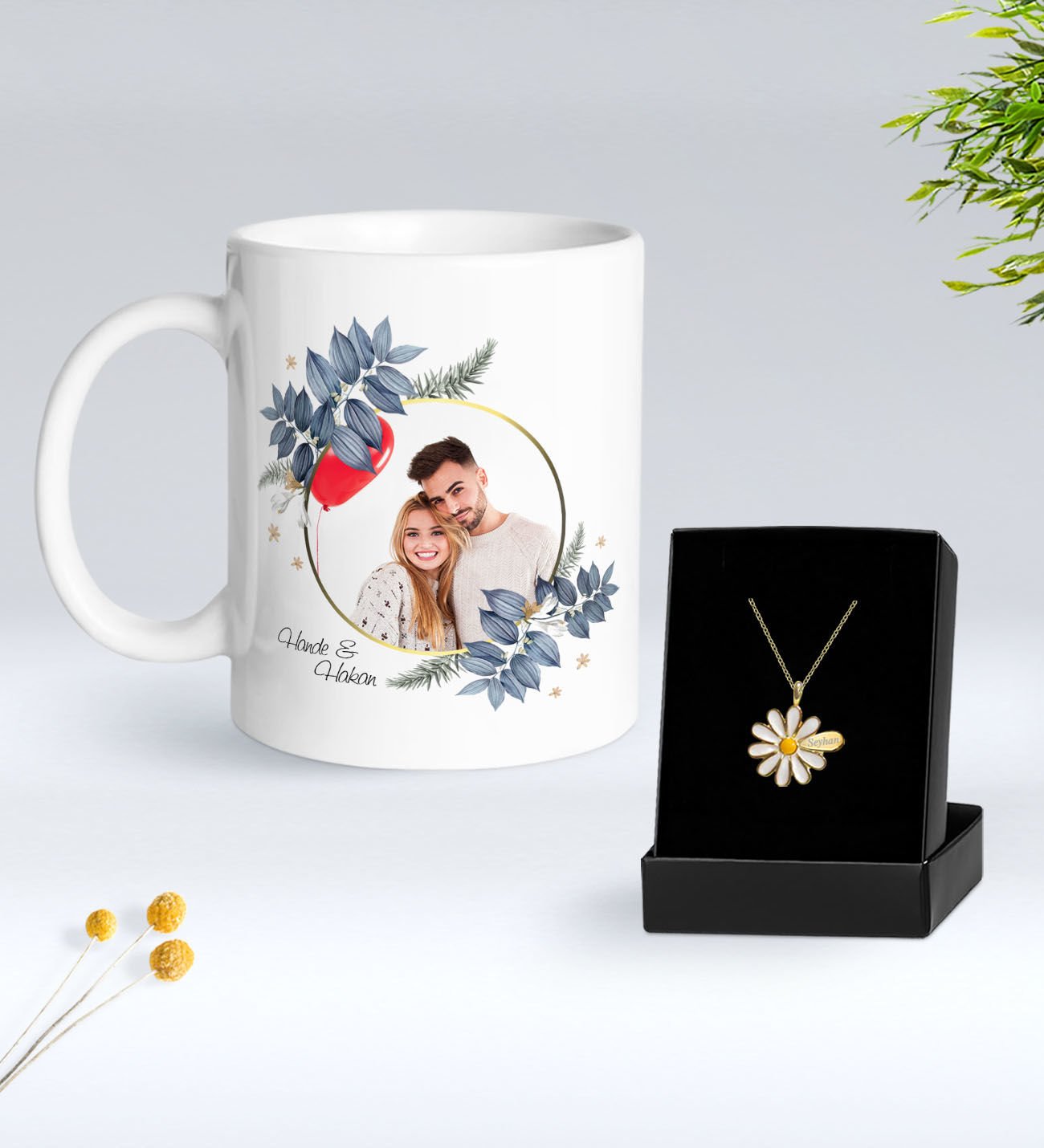 BK Gift Kişiye Özel İsimli Yılbaşı Tasarımlı Beyaz Kupa Bardak ve Papatya Kolye Hediye Seti- 5, Sevgiliye Hediye, Yeni Yıl Hediyeleri
