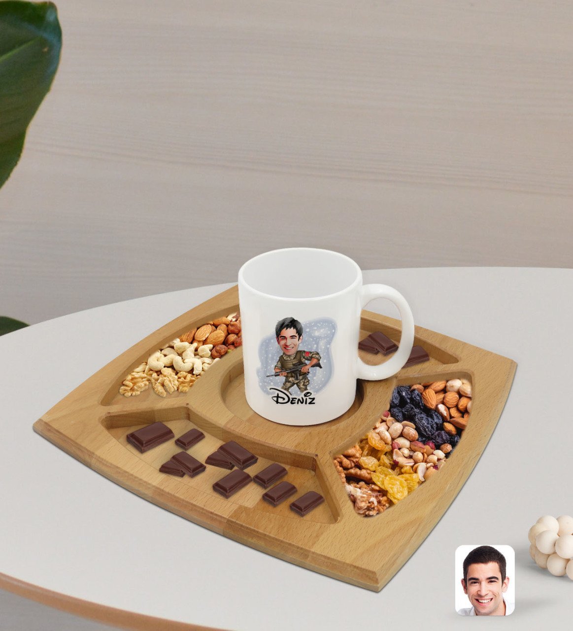 Kişiye Özel Asker Karikatürlü Beyaz Kupa ve Doğal Masif Ahşap 4 Bölmeli Sunum Tabağı Çerezlik Hediye Seti-1