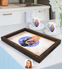 Kişiye Özel Kadın Yönetici Karikatürlü Doğal Ahşap Tepsi ve 2’li Kahve Fincan Seti-1