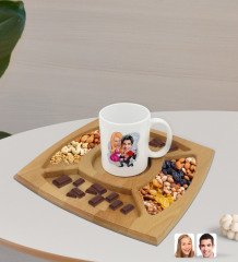 Kişiye Özel Sevgililer Karikatürlü Beyaz Kupa ve Doğal Masif Ahşap 4 Bölmeli Sunum Tabağı Çerezlik Hediye Seti-9