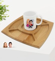 Kişiye Özel Sevgililer Karikatürlü Beyaz Kupa ve Doğal Masif Ahşap 4 Bölmeli Sunum Tabağı Çerezlik Hediye Seti-9