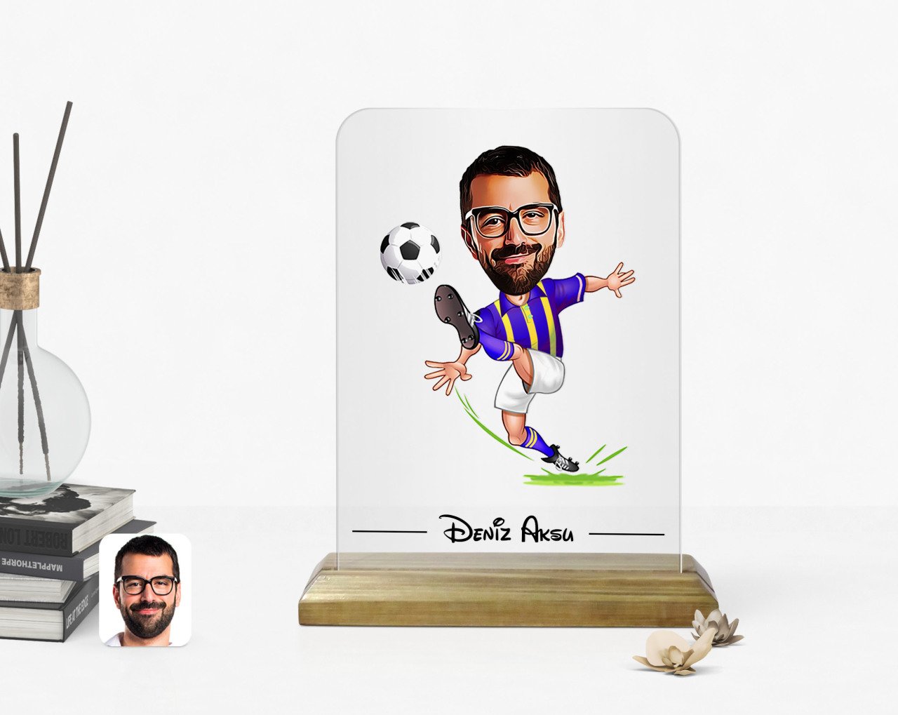 Kişiye Özel Erkek Sarı Lacivert Futbolcu Karikatürlü Ahşap Standlı Çerçeve