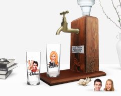 Kişiye Özel Renkli Baskılı Erkek ve Kadın Karikatürlü İkili Rakı Bardağı ve Ahşap Rakı Standı Hediye Seti-2